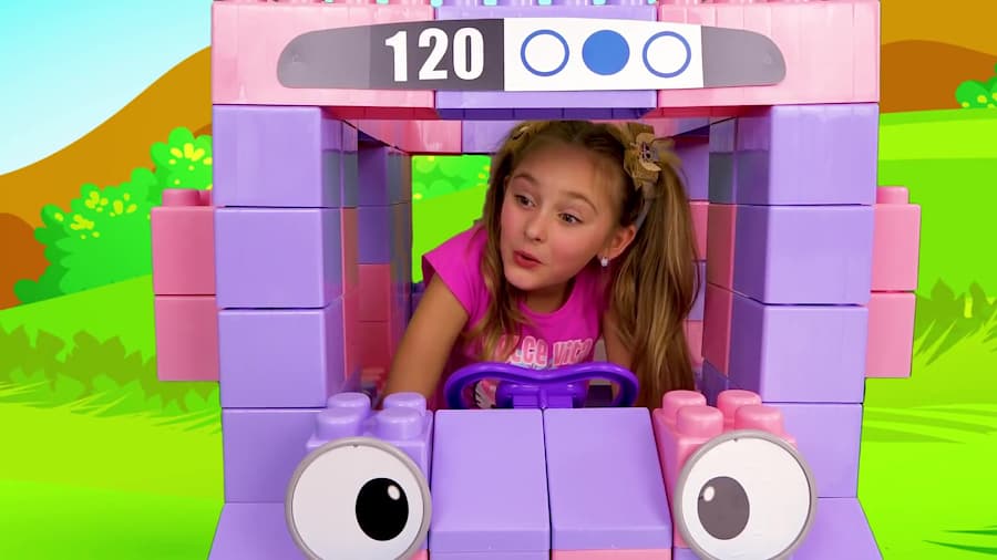 اسباب بازی ها و خانواده مهربان - ساخت اتوبوس با بلوک های آجری رنگارنگ